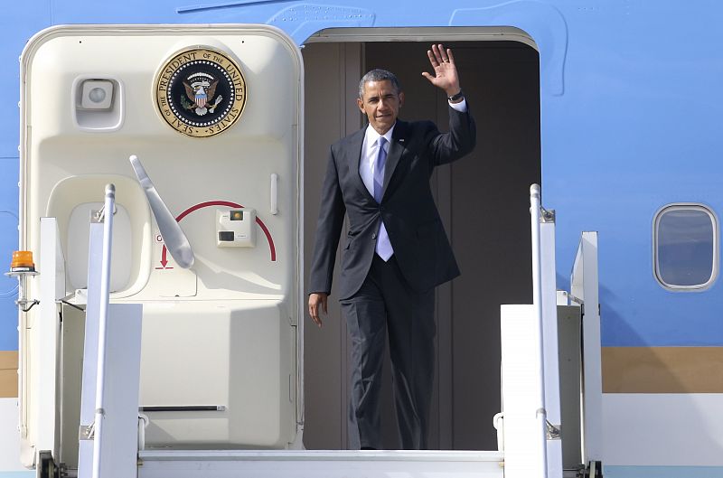 El presidente de Estados Unidos, Barack Obama, baja del Air Force One en San Petersburgo, Rusia