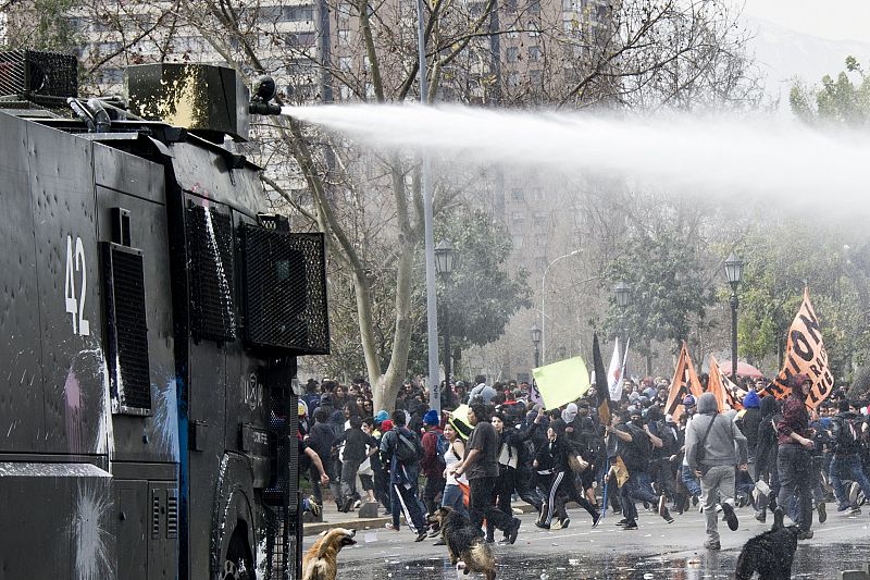 La policía lanza agua a presión contra los manifestantes. El responsable policial no ha dado cifras de manifestantes heridos.