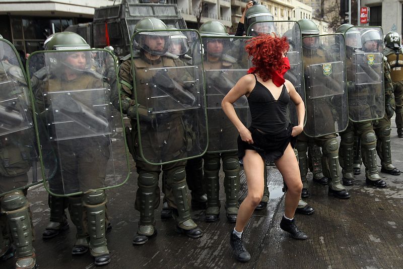 ESTUDIANTES PROTESTAN EN SANTIAGO EN MARCHA CONTRA EL LEGADO DE PINOCHET