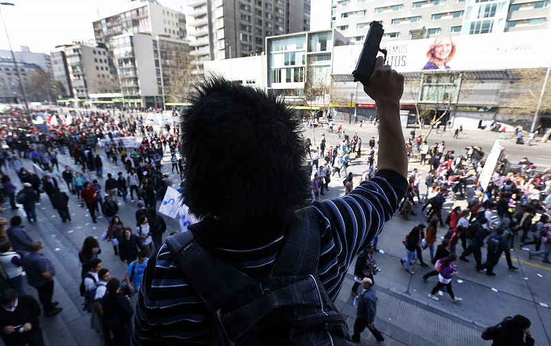 ESTUDIANTES PROTESTAN EN SANTIAGO EN MARCHA CONTRA EL LEGADO DE PINOCHET