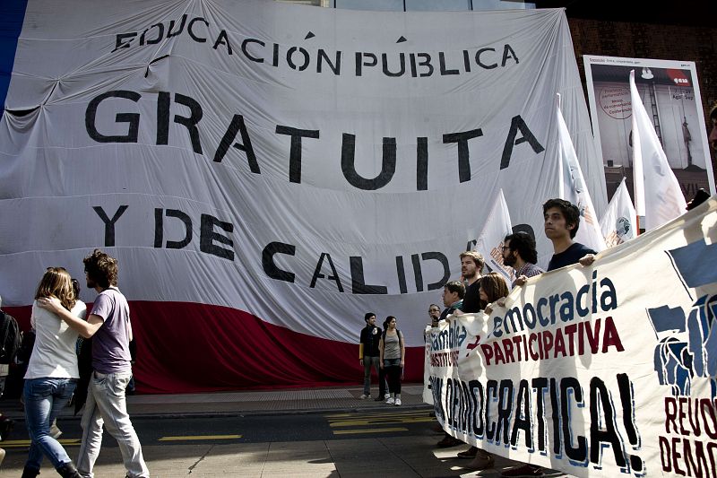 Los estudiantes marchan durante el día por las callles de Santiago con pancartas y mensajes por la educación.