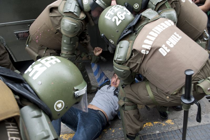 La policía chilena detiene a un estudiante menor de edad que participaba en las manifestaciones.