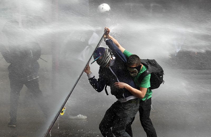 ESTUDIANTES PROTESTAN EN SANTIAGO EN MARCHA CONTRA EL LEGADO DE PINOCHET