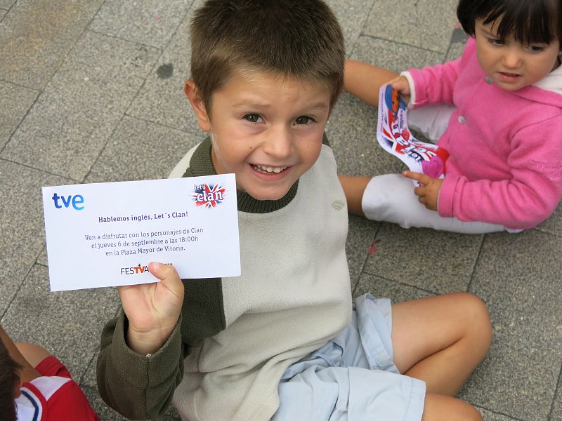 'Let's Clan' atrae a decenas de niños a la Plaza de España en Vitoria