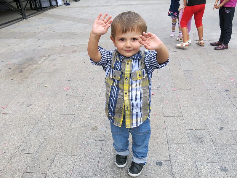 'Let's Clan' atrae a decenas de niños a la Plaza de España en Vitoria