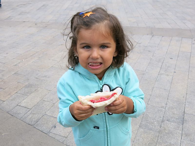 'Let's Clan' atrae a decenas de niños a la Plaza de España en Vitoria