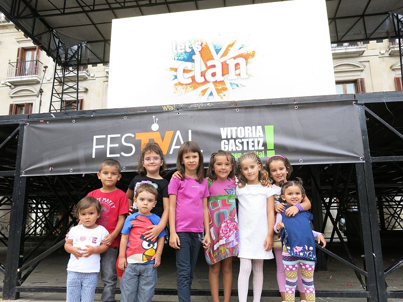 'Let's Clan' atrae a decenas de niños a la Plaza de España en Vitoria