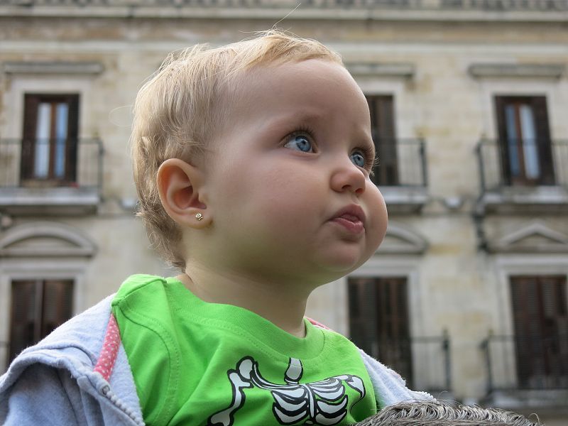 'Let's Clan' atrae a decenas de niños a la Plaza de España en Vitoria