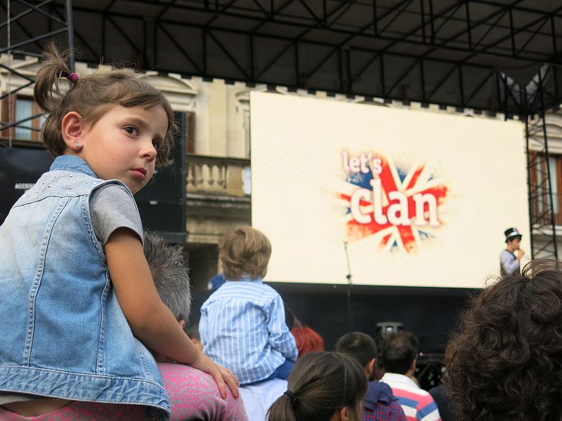 'Let's Clan' atrae a decenas de niños a la Plaza de España en Vitoria
