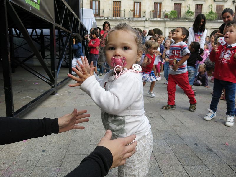 'Let's Clan' atrae a decenas de niños a la Plaza de España en Vitoria