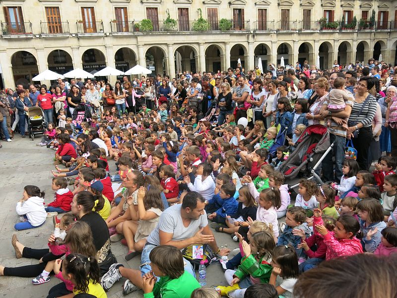 'Let's Clan' atrae a decenas de niños a la Plaza de España en Vitoria