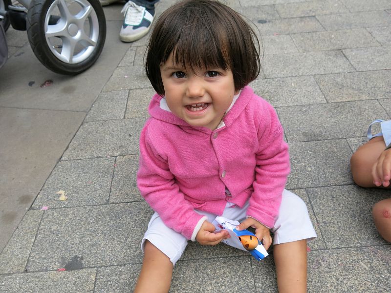 'Let's Clan' atrae a decenas de niños a la Plaza de España en Vitoria