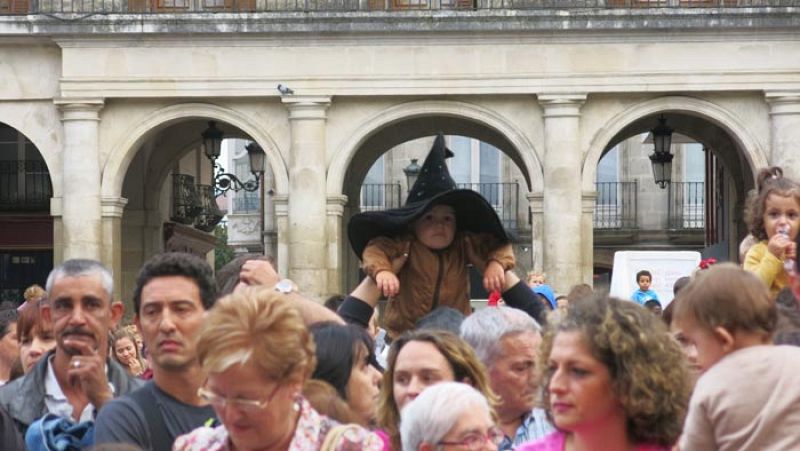 'Let's Clan' atrae a decenas de niños a la Plaza de España en Vitoria