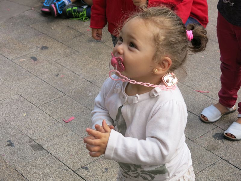 'Let's Clan' atrae a decenas de niños a la Plaza de España en Vitoria