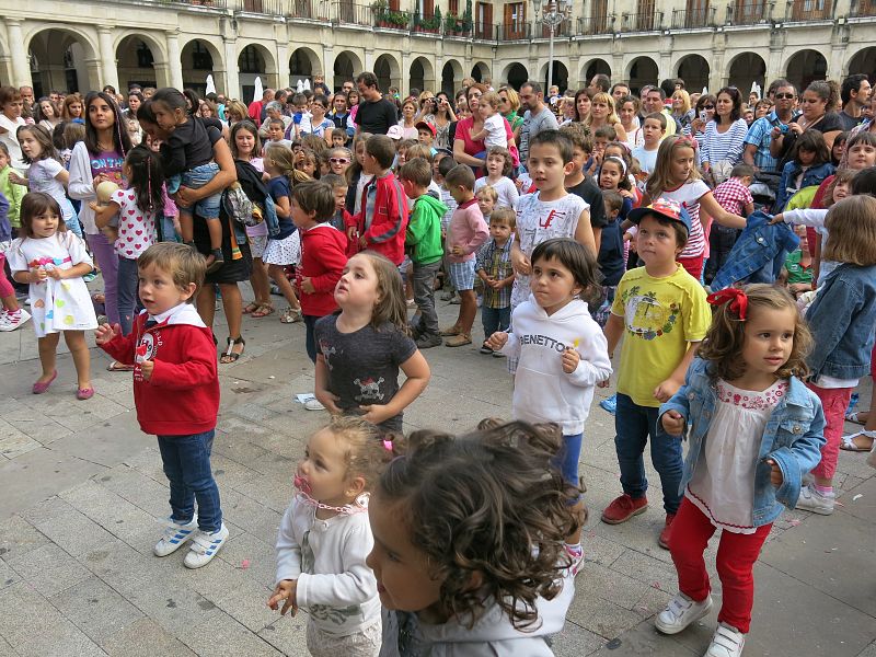 'Let's Clan' atrae a decenas de niños a la Plaza de España en Vitoria