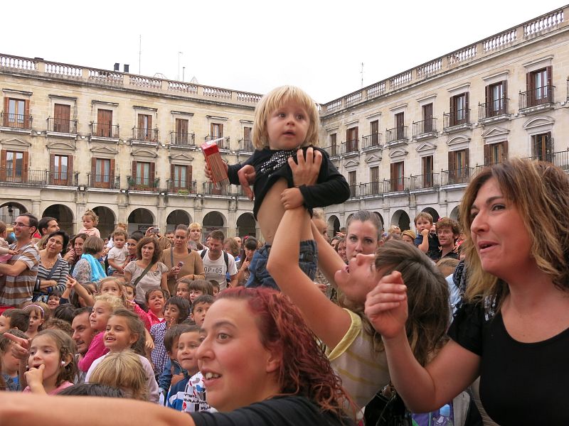 'Let's Clan' atrae a decenas de niños a la Plaza de España en Vitoria
