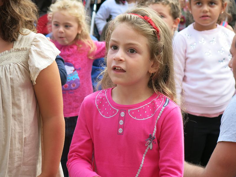 'Let's Clan' atrae a decenas de niños a la Plaza de España en Vitoria