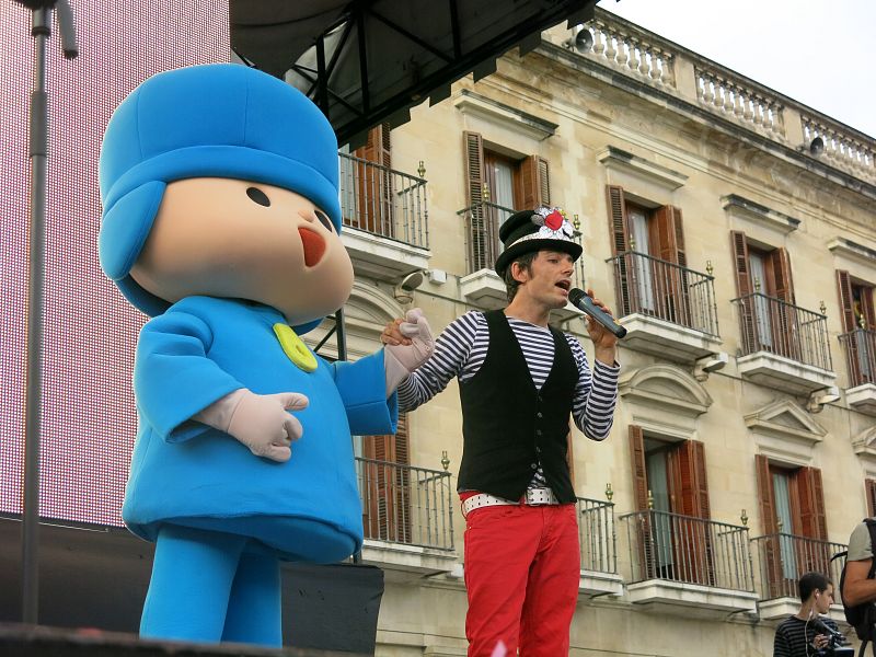 'Let's Clan' atrae a decenas de niños a la Plaza de España en Vitoria