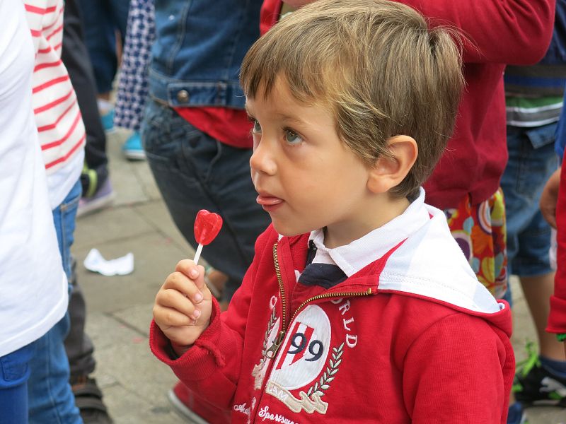 'Let's Clan' atrae a decenas de niños a la Plaza de España en Vitoria