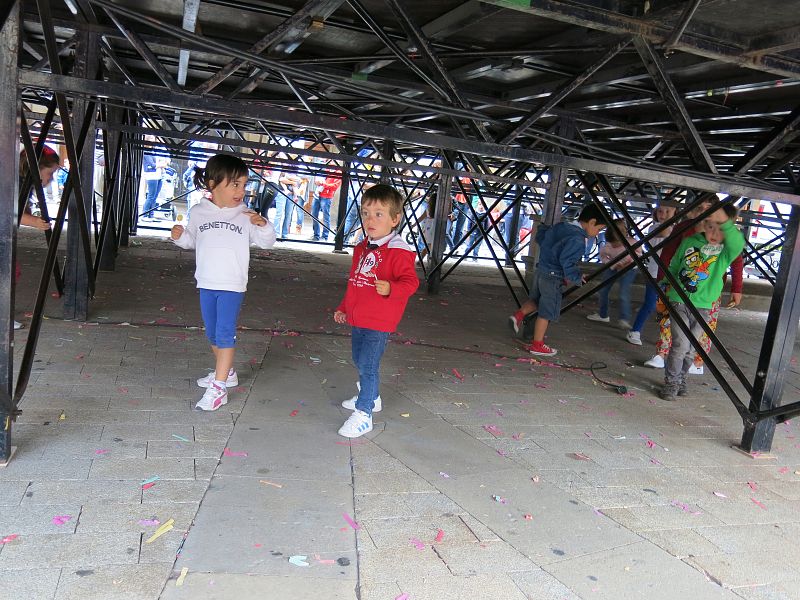 'Let's Clan' atrae a decenas de niños a la Plaza de España en Vitoria