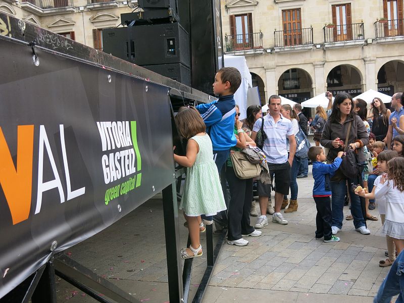 'Let's Clan' atrae a decenas de niños a la Plaza de España en Vitoria