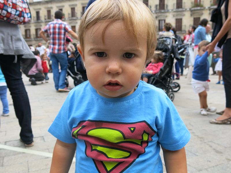 'Let's Clan' atrae a decenas de niños a la Plaza de España en Vitoria