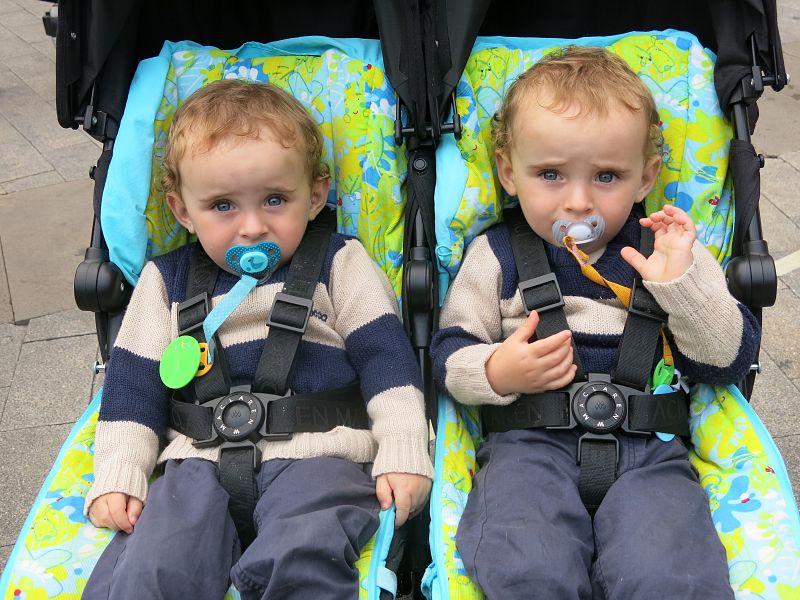 'Let's Clan' atrae a decenas de niños a la Plaza de España en Vitoria