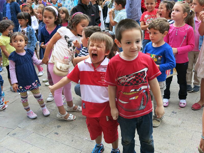 'Let's Clan' atrae a decenas de niños a la Plaza de España en Vitoria