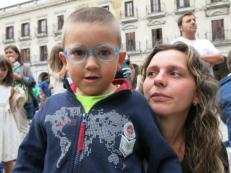 'Let's Clan' atrae a decenas de niños a la Plaza de España en Vitoria