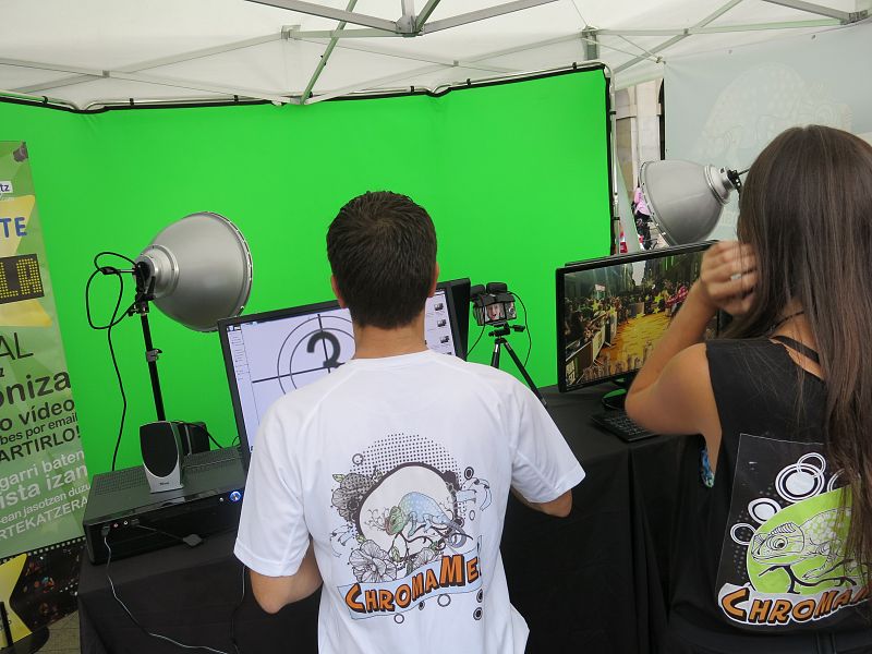 'Let's Clan' atrae a decenas de niños a la Plaza de España en Vitoria