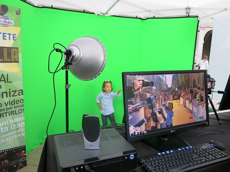 'Let's Clan' atrae a decenas de niños a la Plaza de España en Vitoria