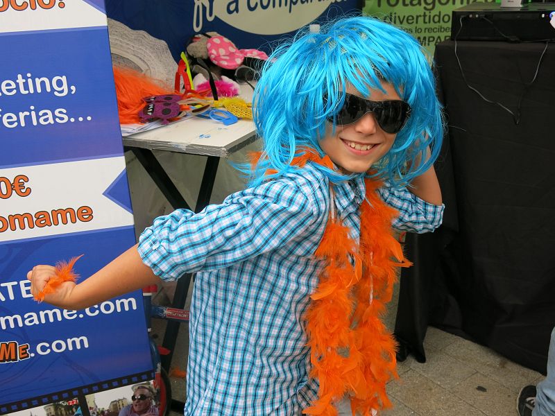 'Let's Clan' atrae a decenas de niños a la Plaza de España en Vitoria