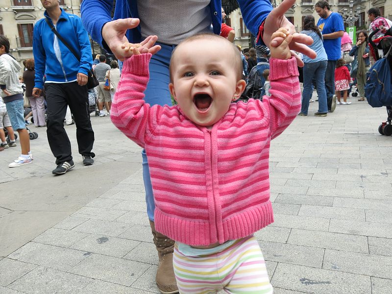 'Let's Clan' atrae a decenas de niños a la Plaza de España en Vitoria
