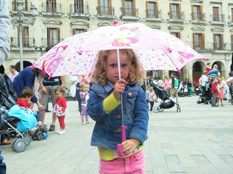 'Let's Clan' atrae a decenas de niños a la Plaza de España en Vitoria