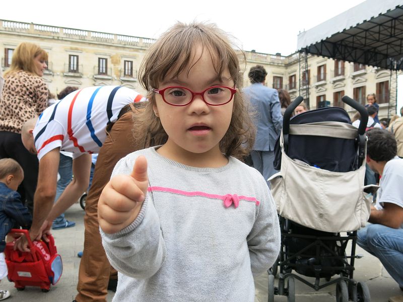 'Let's Clan' atrae a decenas de niños a la Plaza de España en Vitoria