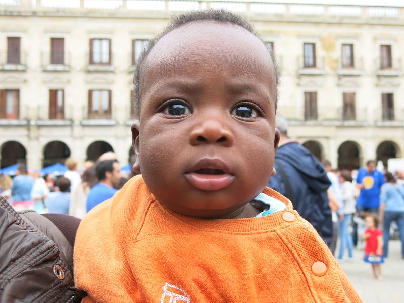 'Let's Clan' atrae a decenas de niños a la Plaza de España en Vitoria