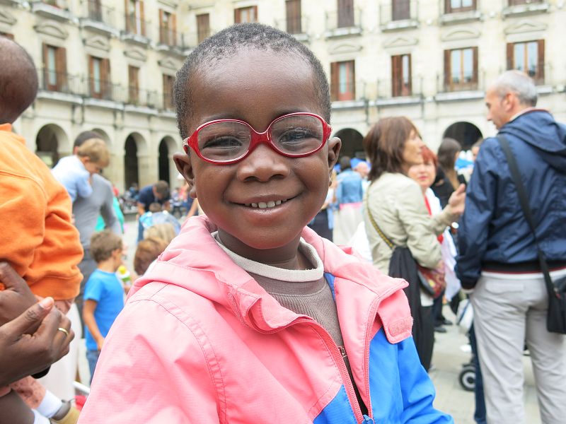 'Let's Clan' atrae a decenas de niños a la Plaza de España en Vitoria