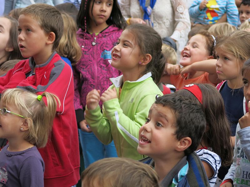 'Let's Clan' atrae a decenas de niños a la Plaza de España en Vitoria
