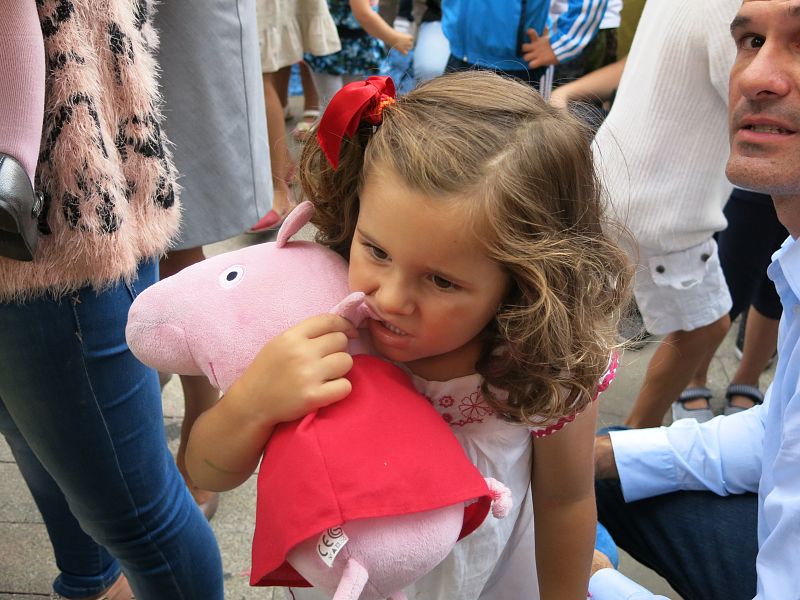 'Let's Clan' atrae a decenas de niños a la Plaza de España en Vitoria