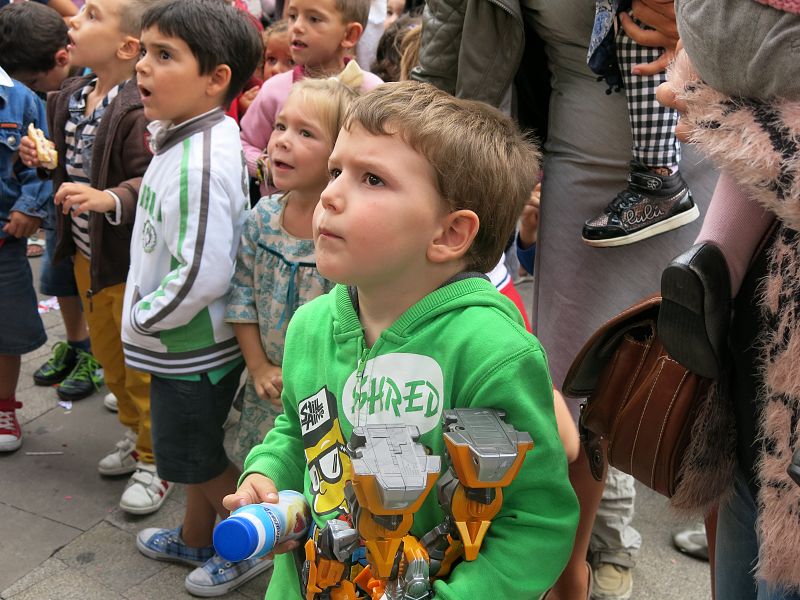 'Let's Clan' atrae a decenas de niños a la Plaza de España en Vitoria