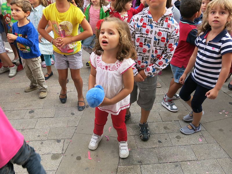 'Let's Clan' atrae a decenas de niños a la Plaza de España en Vitoria