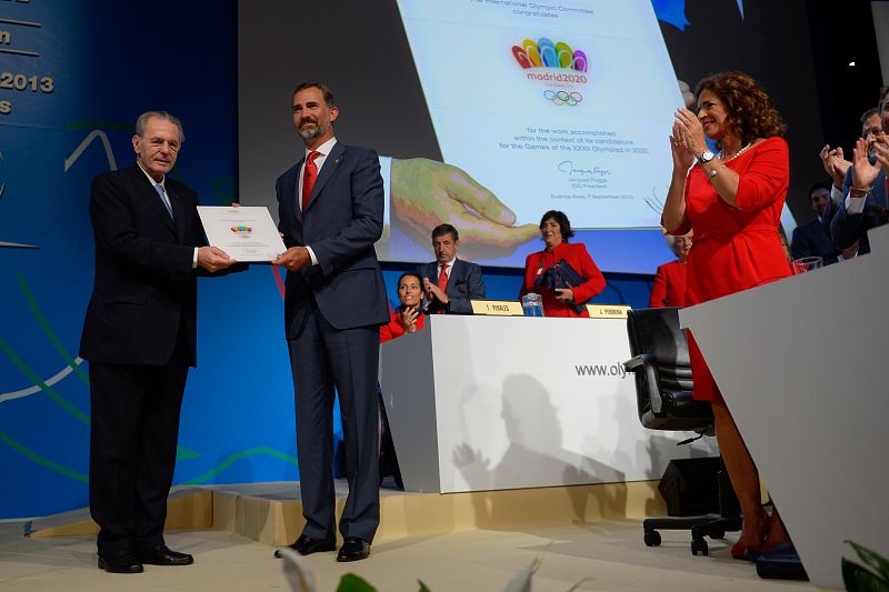 El presidente del CIO, Jacques Rogge, entrega al príncipe Felipe el diploma que acredita la presentación de su candidatura.