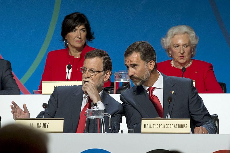 El presidente Rajoy intercambia comentarios con el príncipe Felipe durante la presentación.