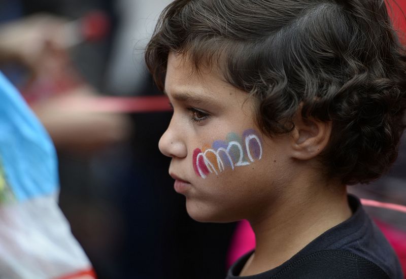 Un chico con el logo de Madrid 2020 en su mejilla en la madrileña Puerta de Alcalá. La tarde del 7 de septiembre se aguardaban buenas noticias para España.