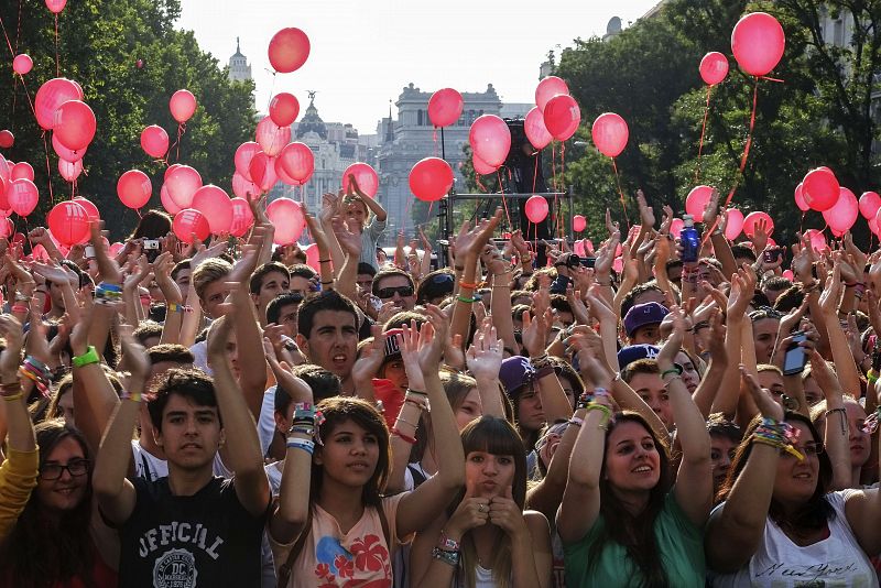 Multitud de madrileños pasaron la tarde en la Puerta de Alcalá en una fiesta alrededor de la candidatura madrileña.