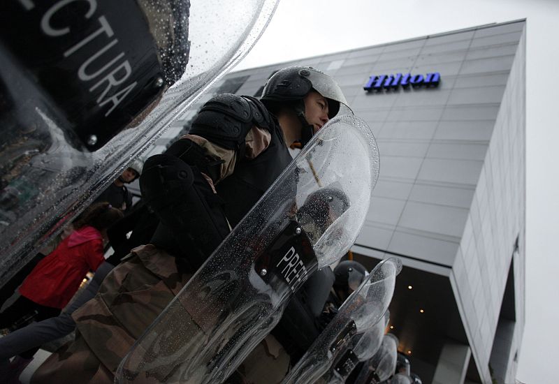 La policía argentina vigila en la puerta del hotel Hilton, donde se reúne el CIO para elegir a la sede de los Juegos, ante la presencia de manifestantes proarmenios.