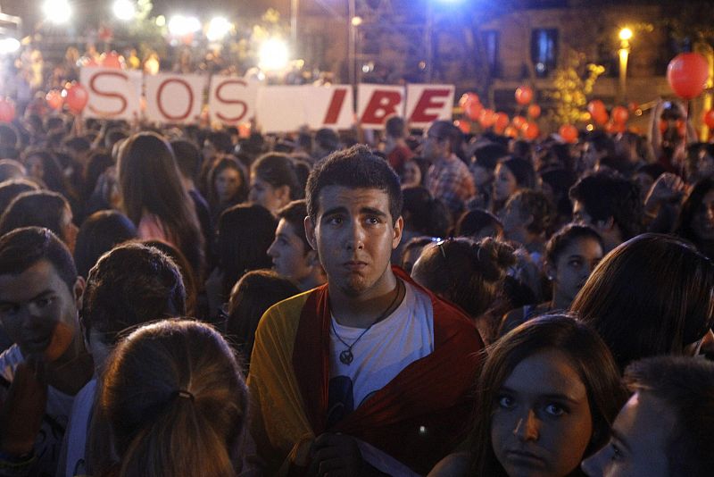 Varias jóvenes esta tarde en la Puerta de Alcalá al conocerse la eliminación de Madrid como sede olímpica en 2020.