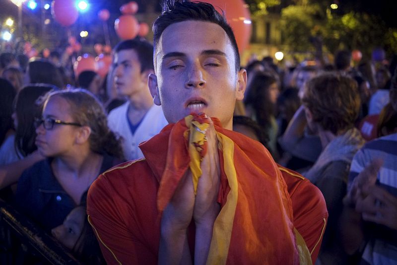 Un joven con una bandera española simboliza la desilusión de los habitantes de Madrid que esperaban que su ciudad fuera por fin sede de los Juegos.