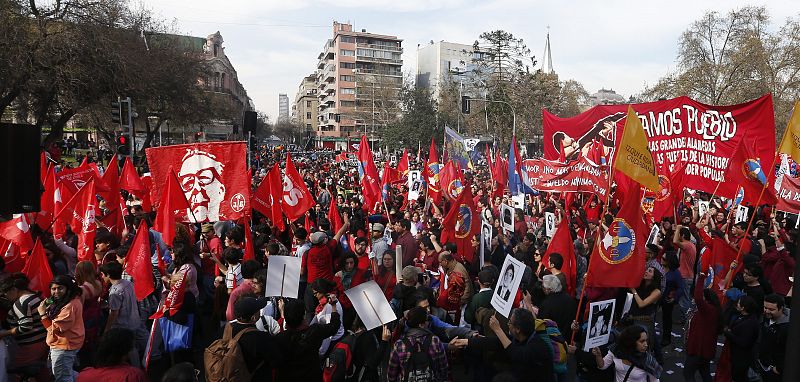 Miles de personas con fotografías de desaparecidos y banderas chilenas marchan en conmemoración del 40 aniversario del golpe militar al Gobierno socialista de Salvador Allende y su muerte, el 11 de septiembre de 1973, en Santiago de Chile (Chile)