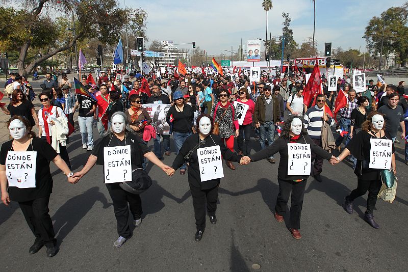 Miles de personas con fotografías de desaparecidos se concentran para exigir "justicia y verdad", días antes del 40 aniversario del golpe militar de Augusto Pinochet que acabó con el Gobierno y la vida de Salvador Allende